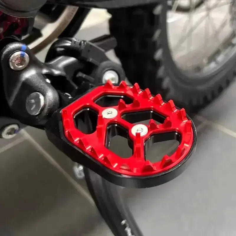 Ultra Bee Reinforced Foot Pegs - Image 4